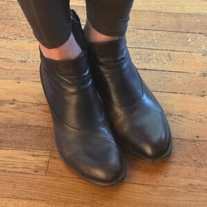 Handmade Italian booties size 8, 2 tone, espresso and nero, gently used